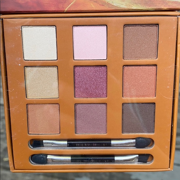 Style Essentials Natural Eyeshadow Palette - Picture 3 of 3